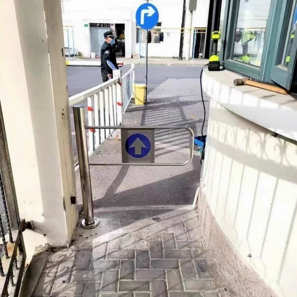 Bezpieczna brama uchylna, automatyczne zamykanie, sprężynowe drzwi transferowe dla pieszych do bezpiecznego wejścia do magazynów, bibliotek, barów i centrów handlowych